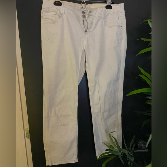 White capri - Picture 1 of 6